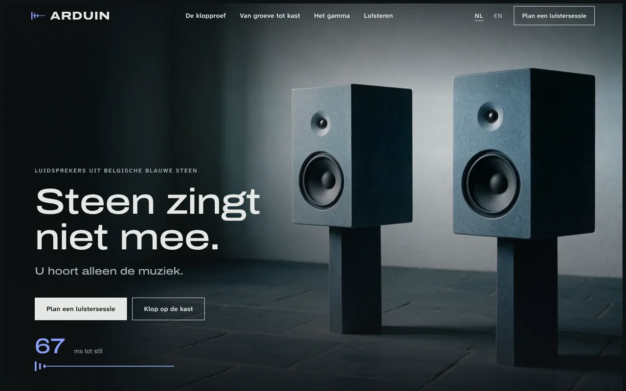 De homepage van Arduin: twee luidsprekers van blauwe steen op stenen zuilen, met de kop 'Steen zingt niet mee.'