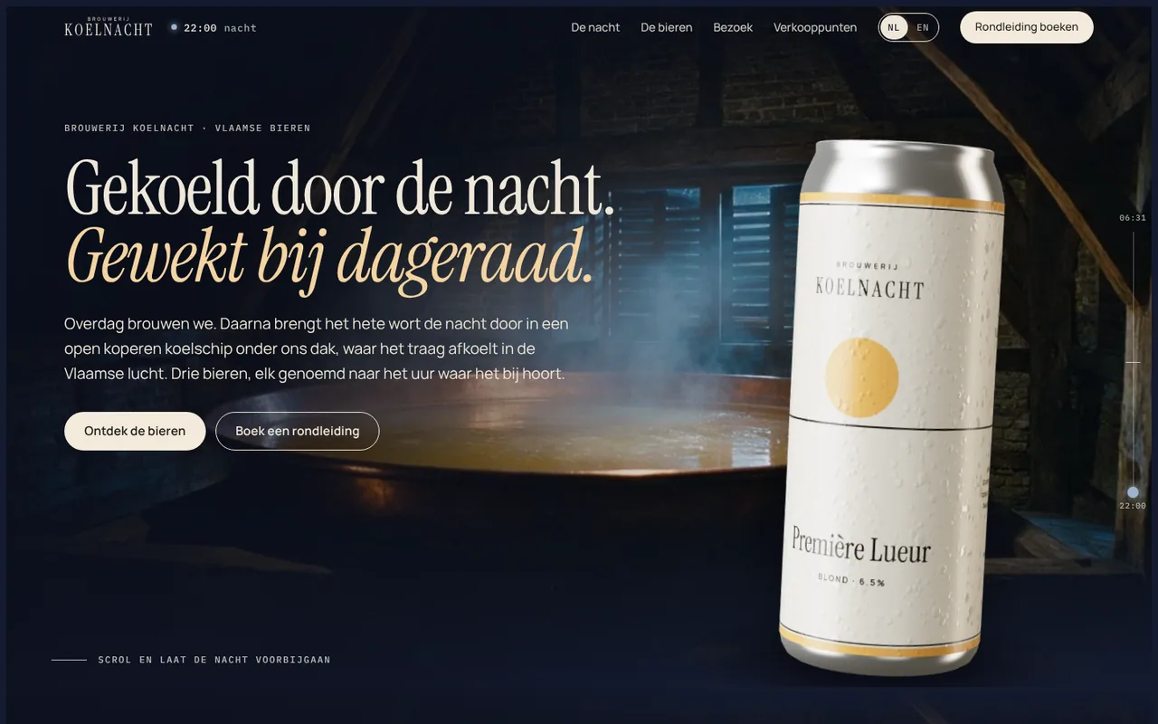 De homepage van Koelnacht: een donkere zolder met een koperen koelschip, de kop 'Gekoeld door de nacht. Gewekt bij dageraad.' en een blik.