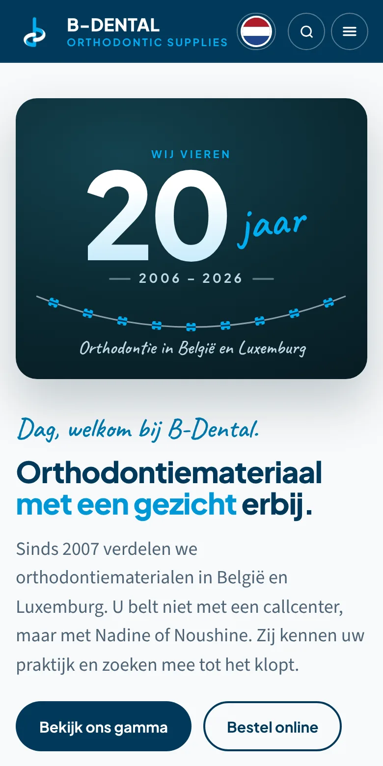 De homepage van B-Dental op een gsm: twintig jaar, en orthodontiemateriaal met een gezicht erbij.